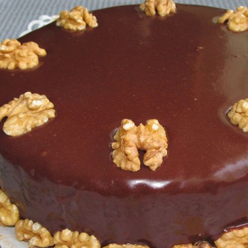 Bolo Vegano de Nozes com Cobertura de Chocolate