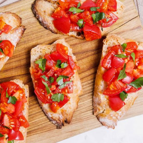 Bruschetta Vegana com Tomate e Manjericão