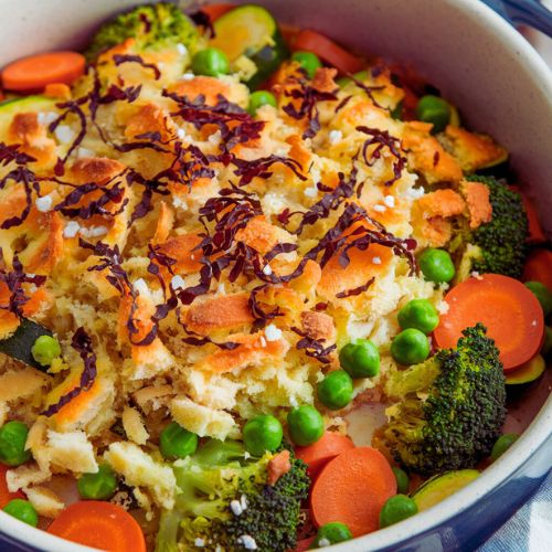 Caçarola Vegana de Legumes com Crosta de Pão