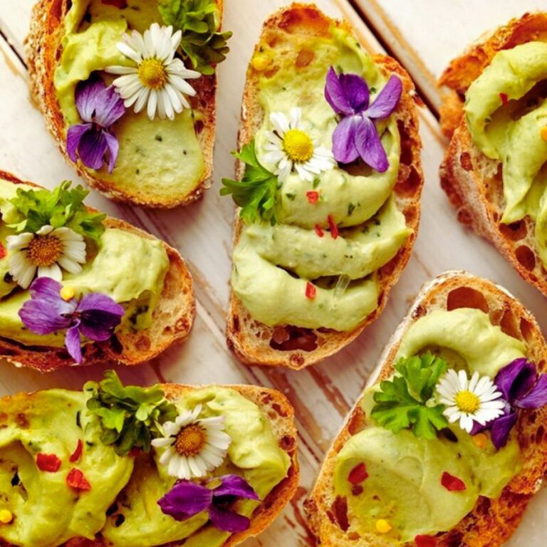 Canapés Veganos com Creme de Abacate e Romã