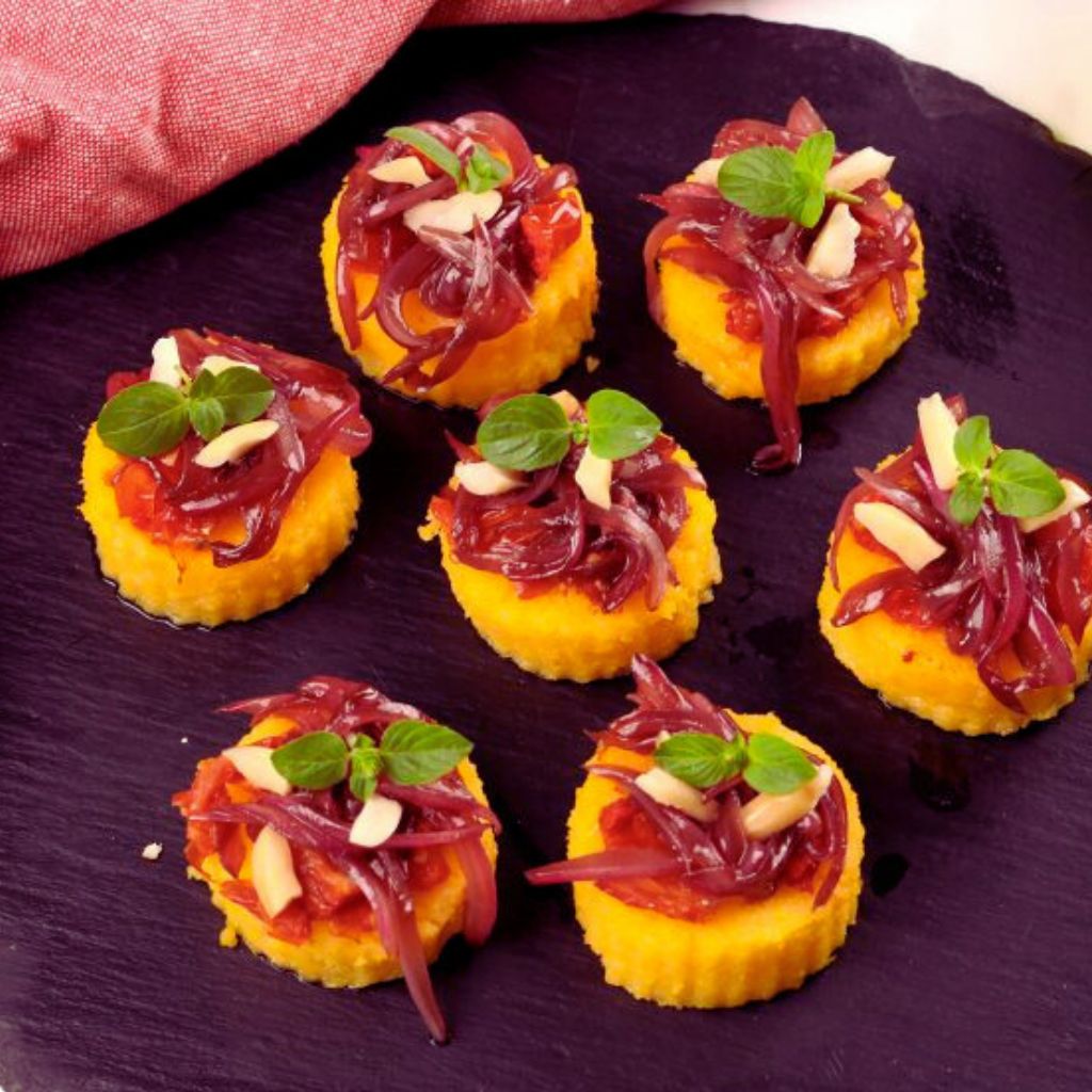 Canapés de Polenta com Molho de Tomate Fresco