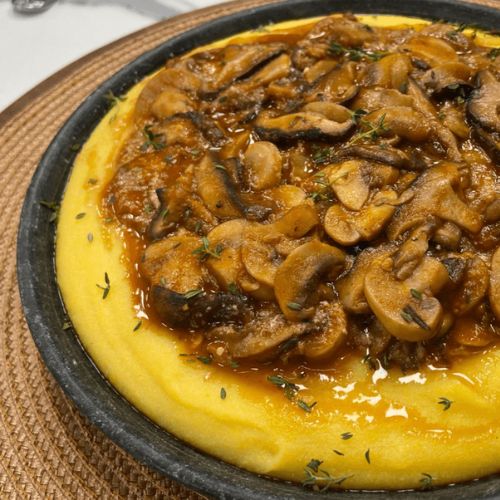 Polenta Vegana Cremosa com Cogumelos Salteados