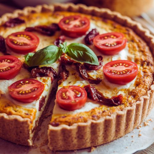 Quiche Vegano de Cebola Caramelizada e Tomate Seco