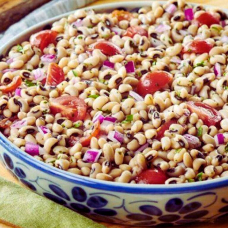 Salada de Feijão Fradinho com Cebola Roxa e Tomates