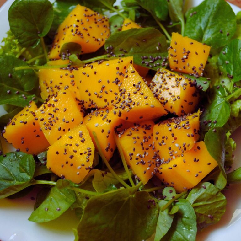 Salada de Folhas com Manga e Gergelim