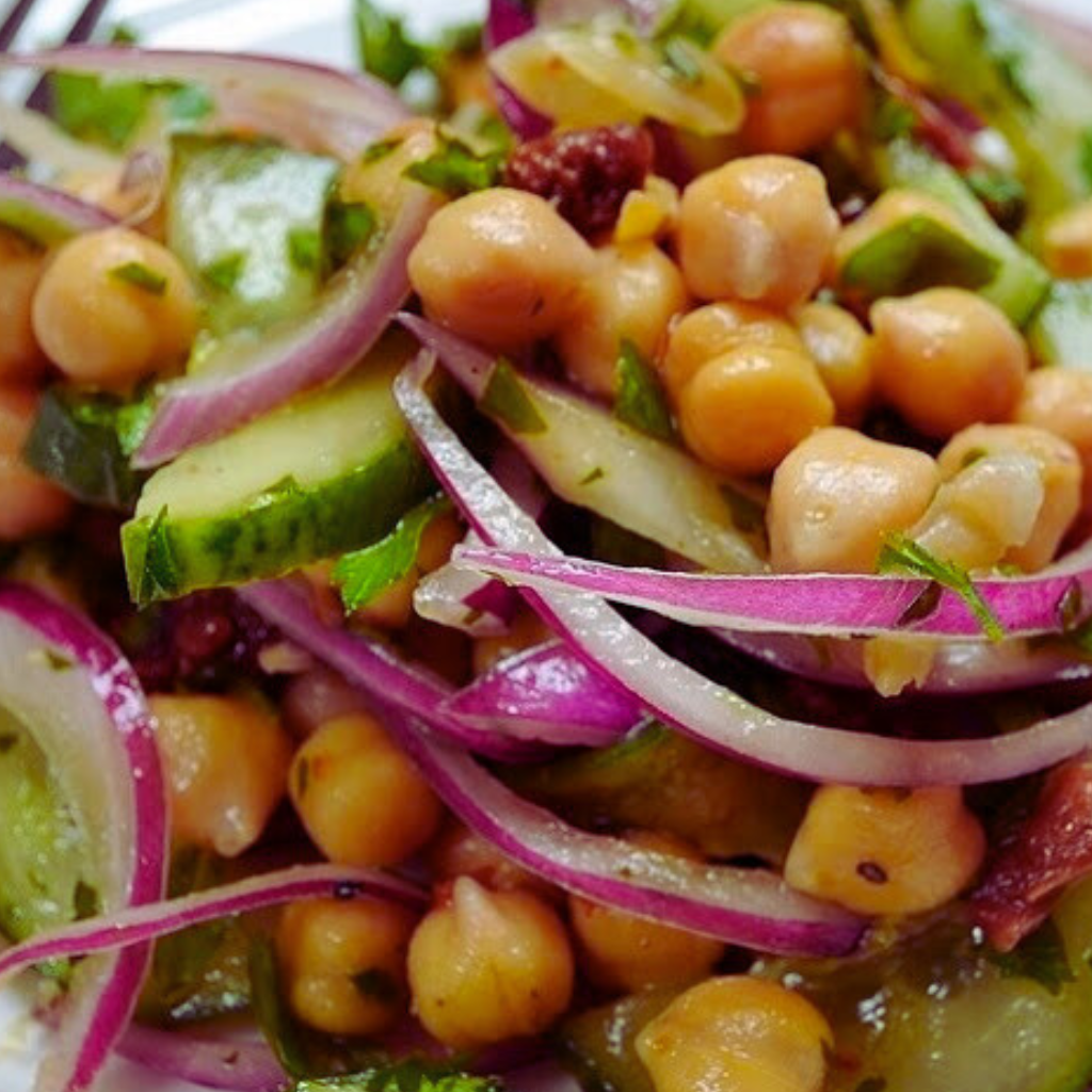 Salada de Grão-de-Bico com Pepino e Cebola Roxa