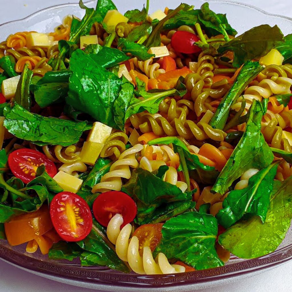 Salada de Macarrão Integral com Tomate Seco e Rúcula