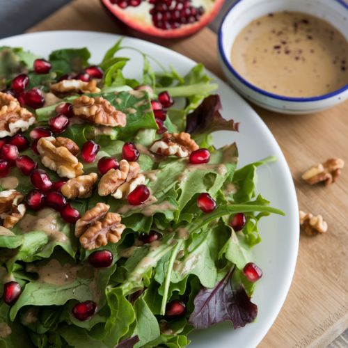 Salada de Verdes com Molho de Tahine e Romã