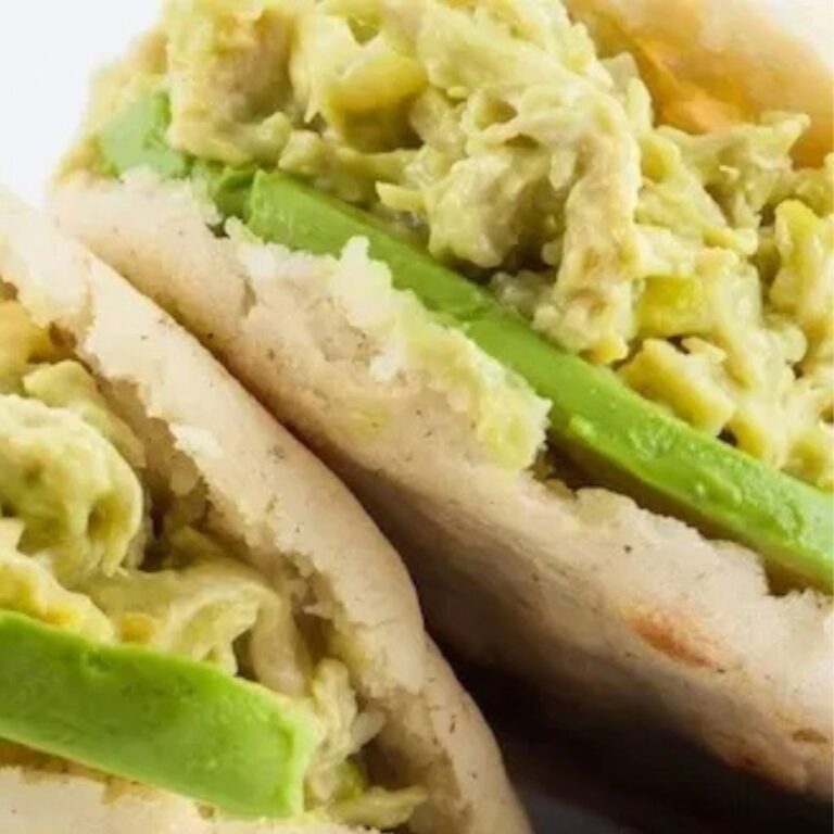 Arepas Veganas Recheadas com Abacate e Tomate Low Carb