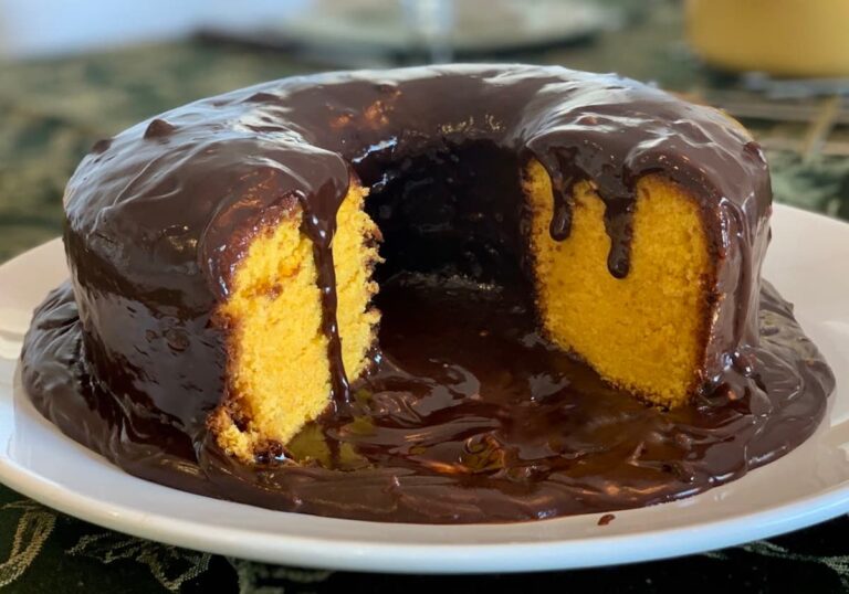 Bolo Vegano de Cenoura com Calda de Chocolate Sem Açúcar