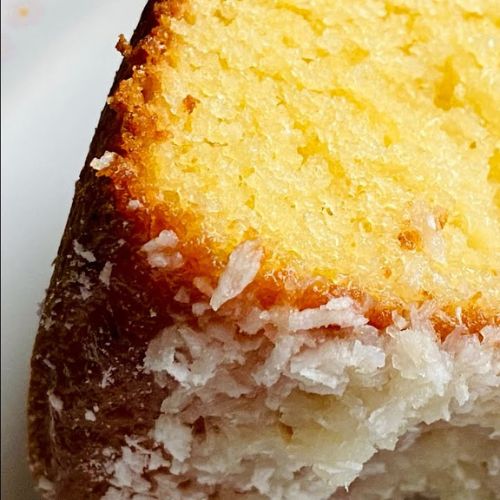 Bolo Vegano de Coco com Calda de Maracujá Sem Açúcar