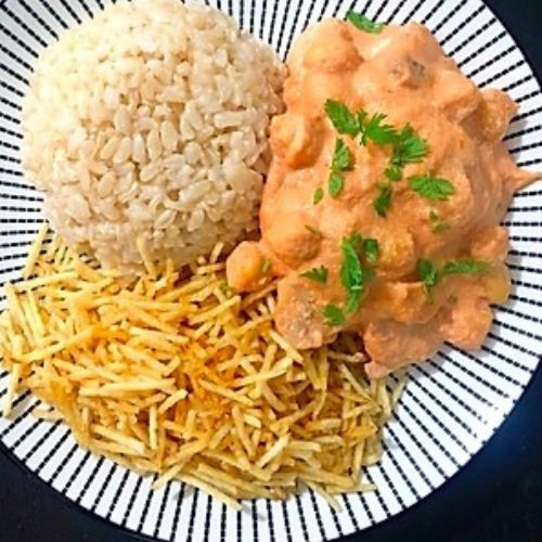 Estrogonofe Vegano de Grão-de-Bico com Batata Palha