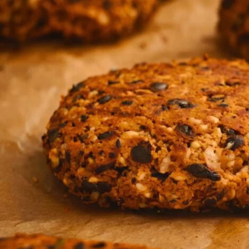 Hambúrguer Vegano de Feijão Preto com Molho de Tomate Fitness