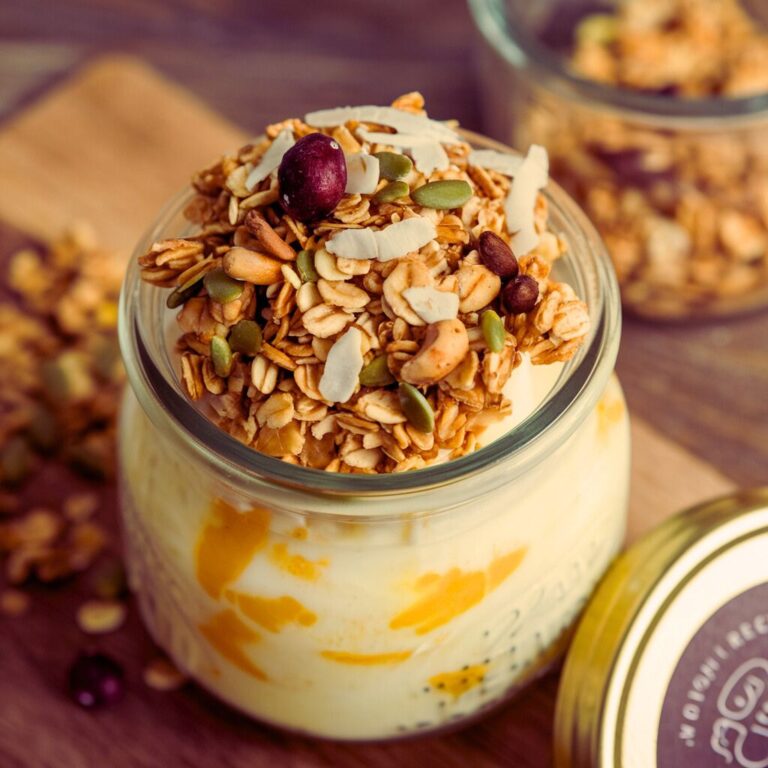 Iogurte Vegano de Maracujá com Granola Caseira Sem Açúcar