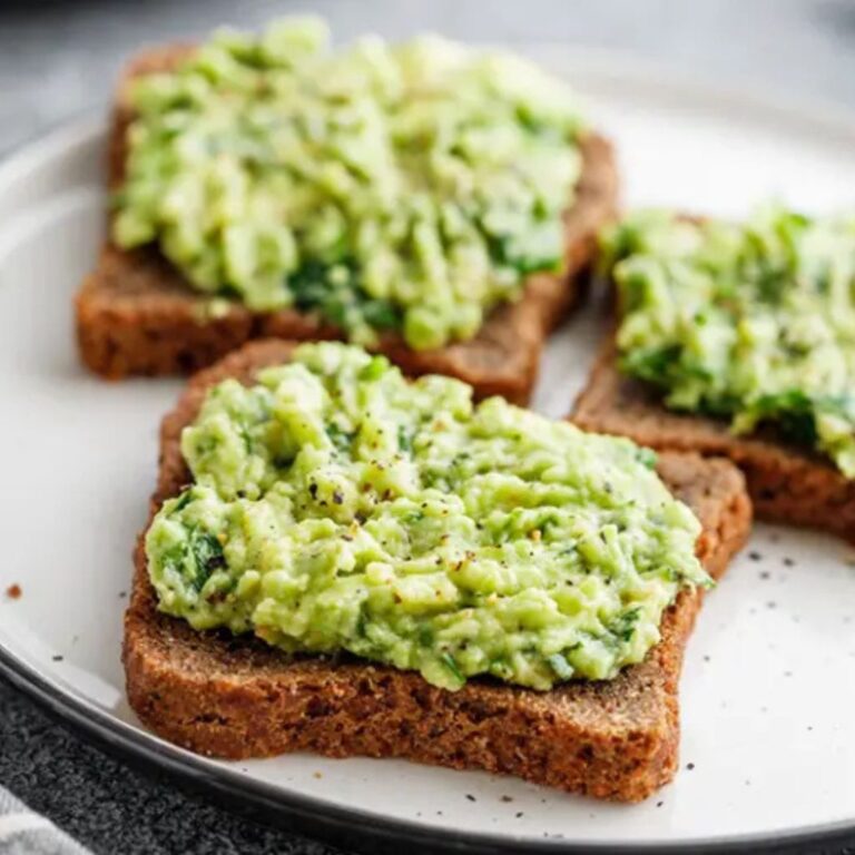 Patê de Abacate Vegano com Torradas Integrais Fitness