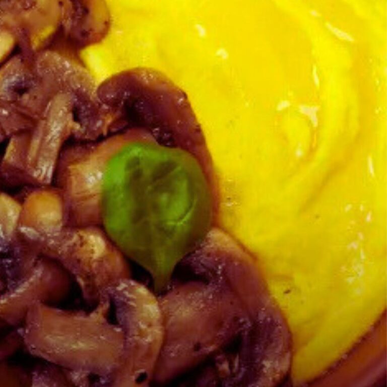 Polenta Cremosa Vegana com Cogumelos Salteados Fitness