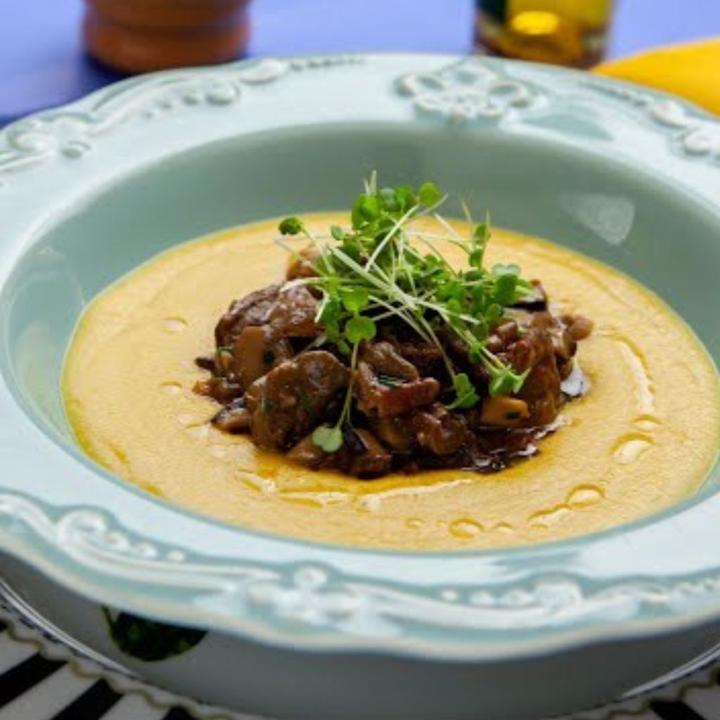 Polenta Cremosa Vegana com Cogumelos ao Vinho Sem Glúten