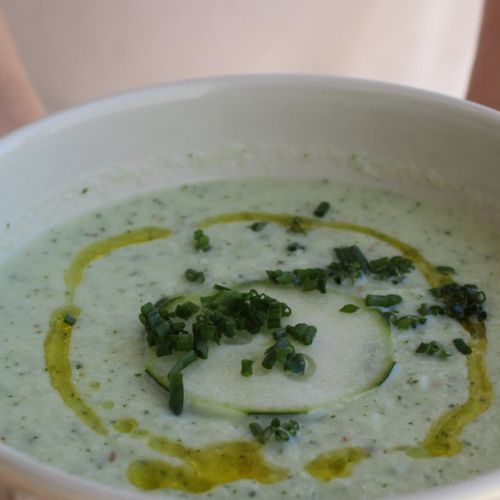 Sopa Fria Vegana de Pepino com Iogurte de Coco Low Carb