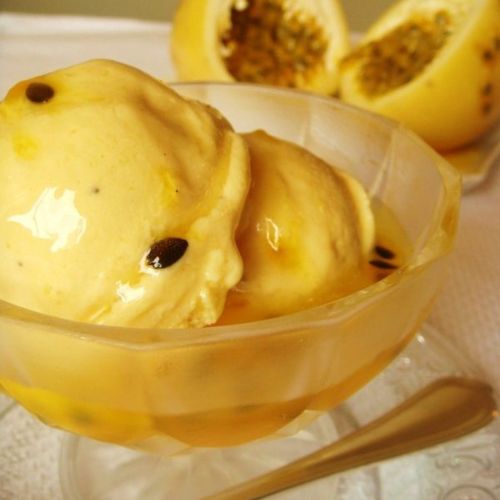 Sorvete Vegano de Maracujá com Calda de Melado Sem Açúcar