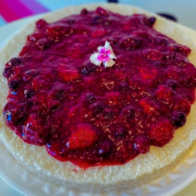 Tapioca Vegana de Frutas Vermelhas com Calda de Melado Sem Açúcar