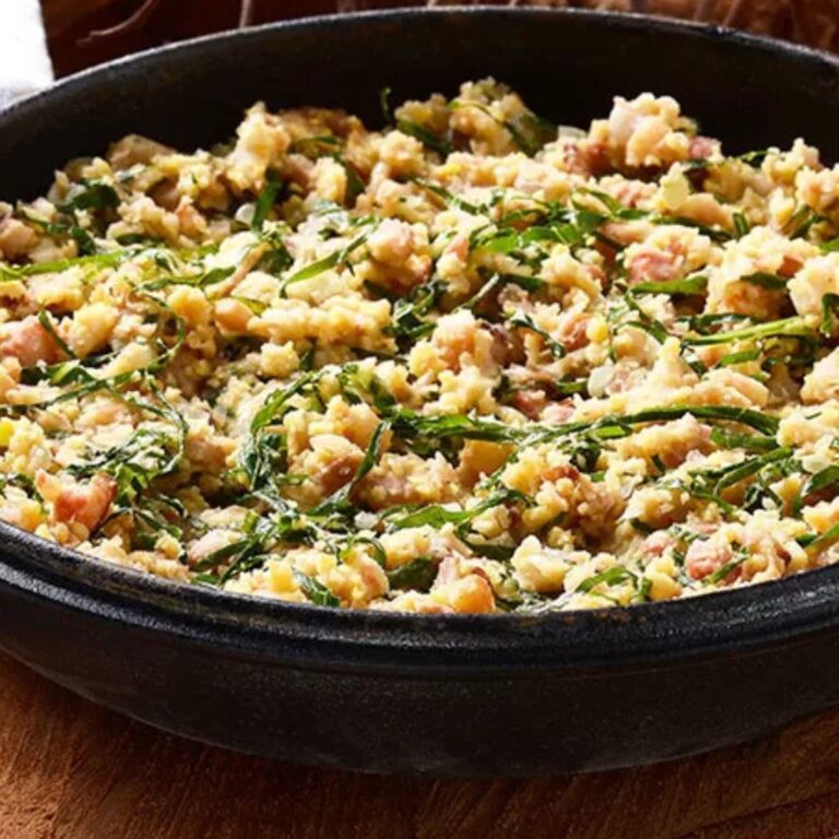 Tutu de Feijão Vegano com Farofa de Couve