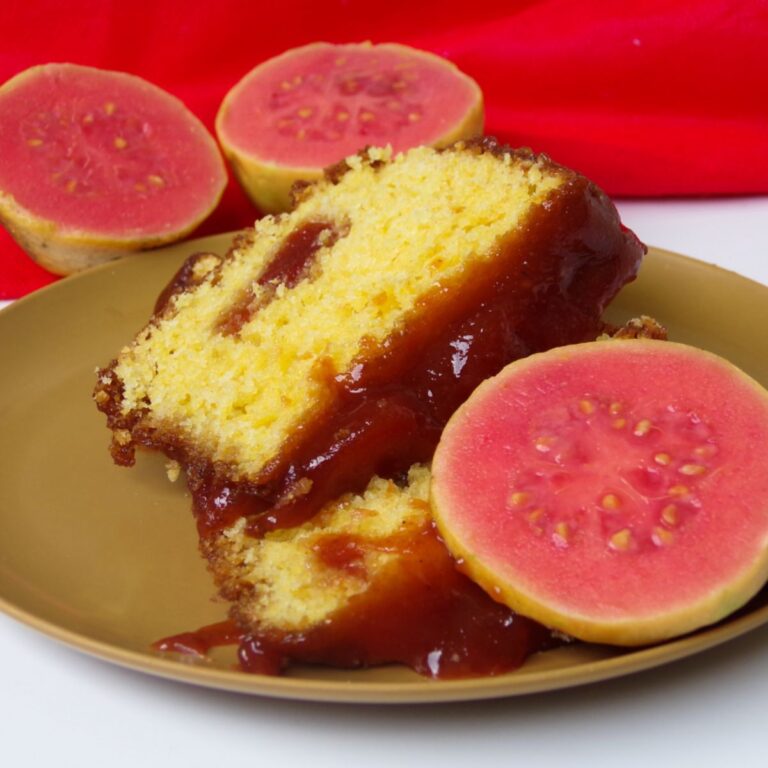 Bolinho Vegano de Milho com Recheio de Goiabada Sem Glúten
