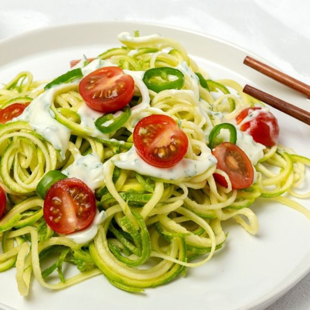 Macarrão de Abobrinha ao Molho Pesto de Castanha-de-Caju Low Carb