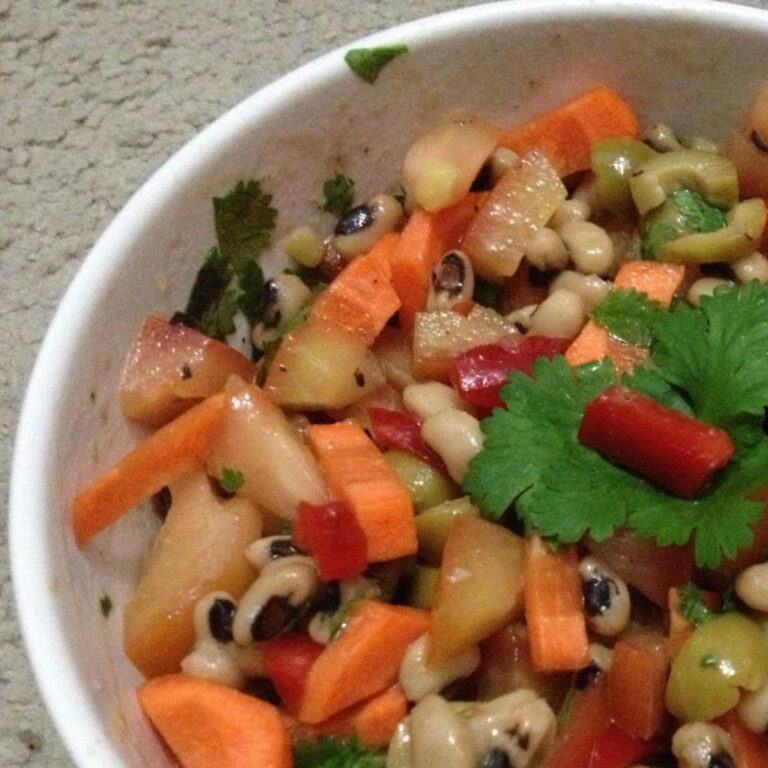 Salada Morna de Feijão-Fradinho com Tomate Cereja e Ervas Frescas